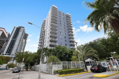 Купить кондоминиум в Майами, Флорида 2 спальни, 78.78м2, № 2069407 - фото 23