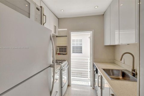 Condo in Miami Beach, Florida  № 1850660 - photo 12