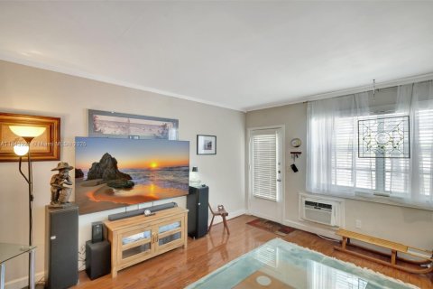 Condo in Miami Beach, Florida  № 1850660 - photo 5