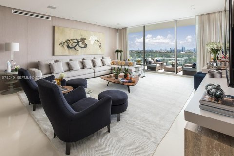 Снять в аренду кондоминиум в Бэл-Харбор, Флорида 2 спальни, 207.45м2, № 2048468 - фото 2