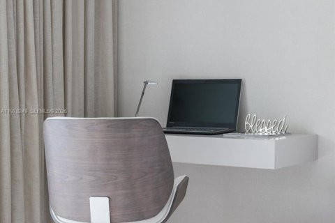 Снять в аренду кондоминиум в Бэл-Харбор, Флорида 2 спальни, 207.45м2, № 2048468 - фото 12