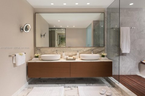 Снять в аренду кондоминиум в Бэл-Харбор, Флорида 2 спальни, 207.45м2, № 2048468 - фото 15