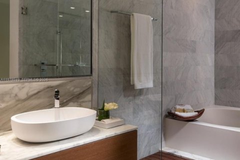 Снять в аренду кондоминиум в Бэл-Харбор, Флорида 2 спальни, 207.45м2, № 2048468 - фото 16