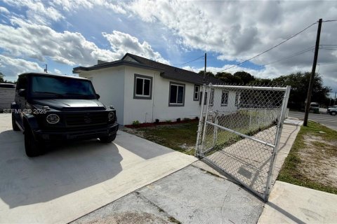 Casa en venta en Miami, Florida, 3 dormitorios, 92.9 m2 № 1990308 - foto 16