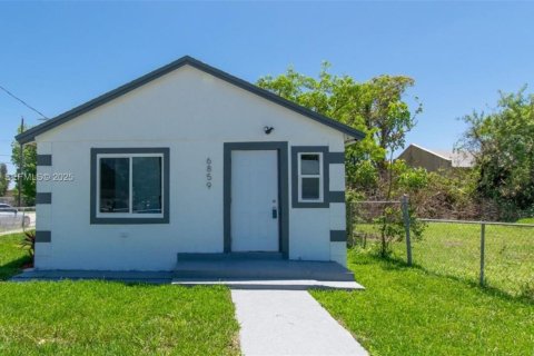 Купить виллу или дом в Майами, Флорида 3 спальни, 92.9м2, № 1990308 - фото 2