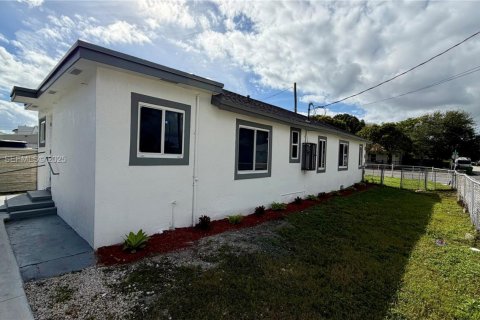 Casa en venta en Miami, Florida, 3 dormitorios, 92.9 m2 № 1990308 - foto 18