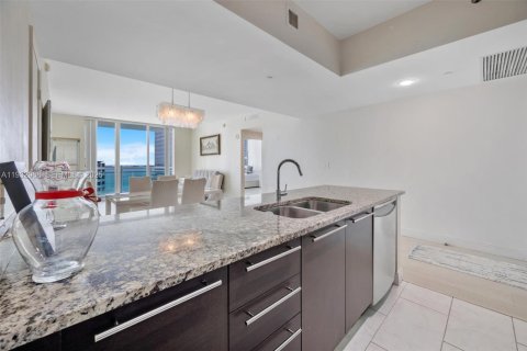 Condo in Miami, Florida, 2 bedrooms № 1991072 - photo 8
