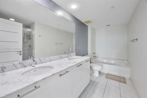 Condo in Miami, Florida, 2 bedrooms № 1991072 - photo 19