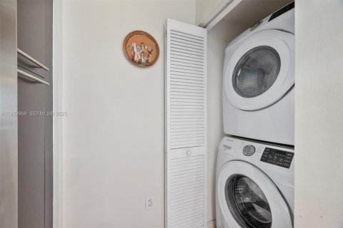 Condo in Miami, Florida, 2 bedrooms № 1991072 - photo 28