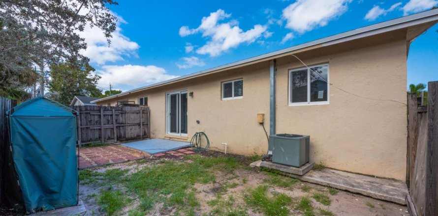 Immobilier commercial à Lake Worth, Floride 3 chambres, 90.58 m2 № 1228510