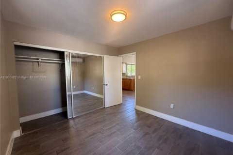 House in Miami, Florida 1 bedroom, 190.26 sq.m. № 1953136 - photo 7