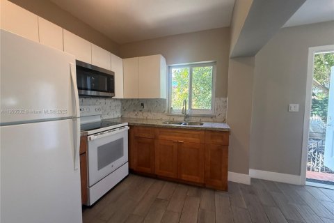 House in Miami, Florida 1 bedroom, 190.26 sq.m. № 1953136 - photo 1