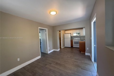 House in Miami, Florida 1 bedroom, 190.26 sq.m. № 1953136 - photo 5