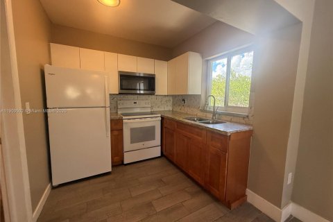 House in Miami, Florida 1 bedroom, 190.26 sq.m. № 1953136 - photo 3