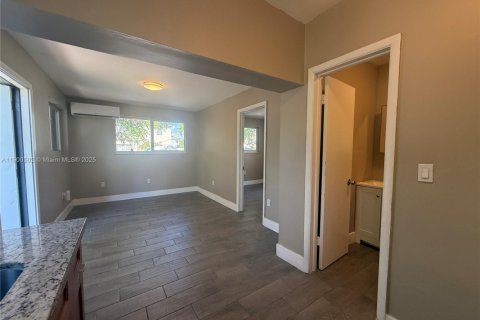 House in Miami, Florida 1 bedroom, 190.26 sq.m. № 1953136 - photo 4