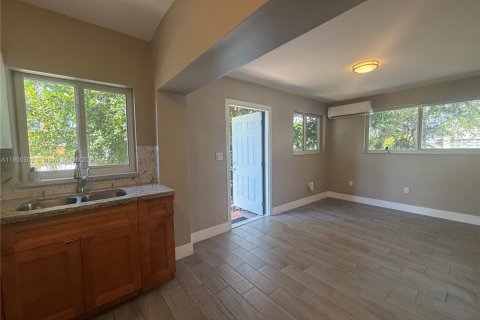 House in Miami, Florida 1 bedroom, 190.26 sq.m. № 1953136 - photo 2