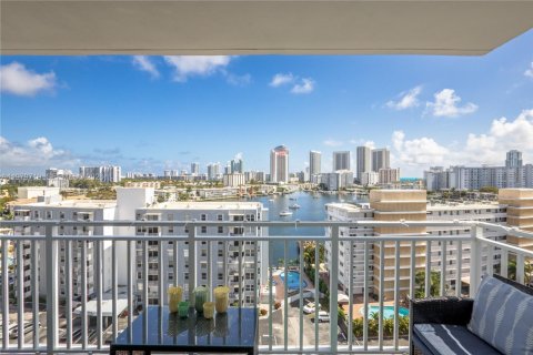 Condominio en venta en Hallandale Beach, Florida, 1 dormitorio, 80.64 m2 № 2050068 - foto 22