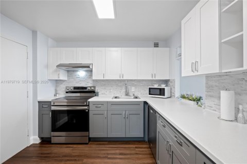 Condominio en venta en Hallandale Beach, Florida, 1 dormitorio, 80.64 m2 № 2050068 - foto 8