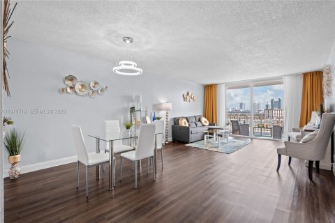 Condominio en venta en Hallandale Beach, Florida, 1 dormitorio, 80.64 m2 № 2050068 - foto 3