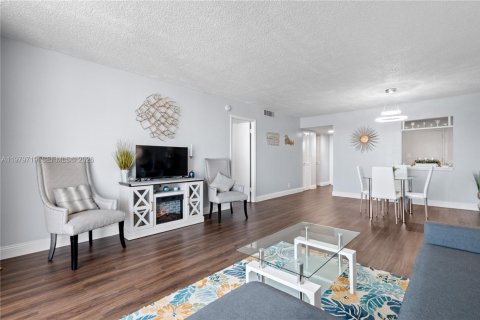 Condominio en venta en Hallandale Beach, Florida, 1 dormitorio, 80.64 m2 № 2050068 - foto 4