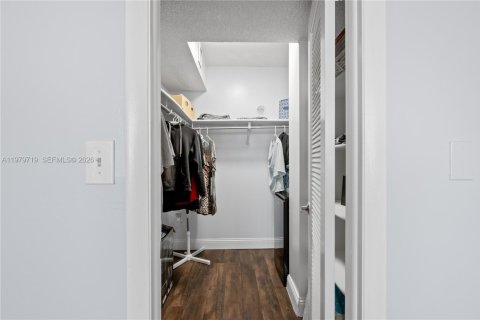 Condominio en venta en Hallandale Beach, Florida, 1 dormitorio, 80.64 m2 № 2050068 - foto 17