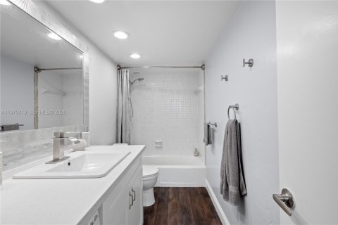 Condominio en venta en Hallandale Beach, Florida, 1 dormitorio, 80.64 m2 № 2050068 - foto 16