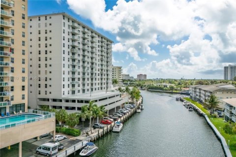 Condominio en venta en Hallandale Beach, Florida, 1 dormitorio, 80.64 m2 № 2050068 - foto 21