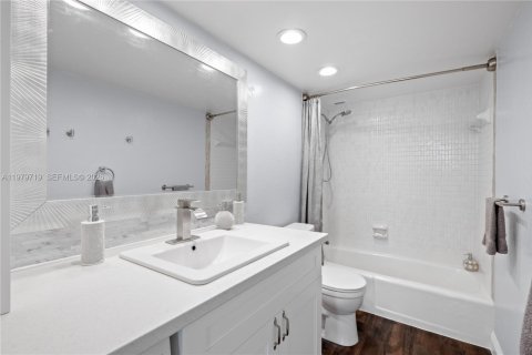 Condominio en venta en Hallandale Beach, Florida, 1 dormitorio, 80.64 m2 № 2050068 - foto 15