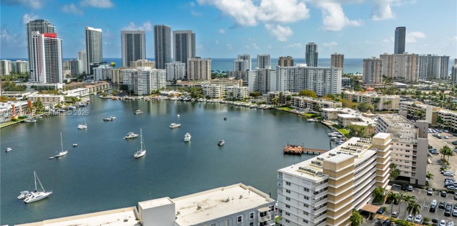 Condominio en Hallandale Beach, Florida, 1 dormitorio  № 2050068