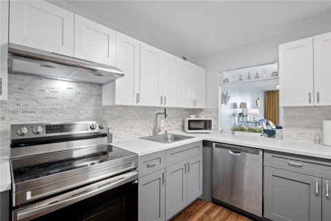 Condominio en venta en Hallandale Beach, Florida, 1 dormitorio, 80.64 m2 № 2050068 - foto 9