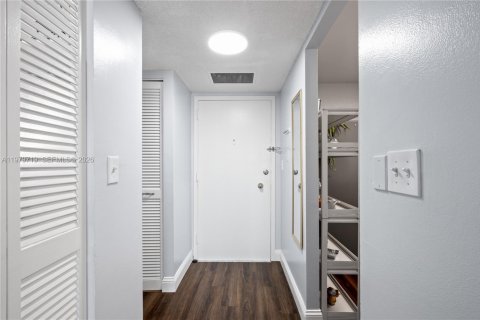 Condominio en venta en Hallandale Beach, Florida, 1 dormitorio, 80.64 m2 № 2050068 - foto 24