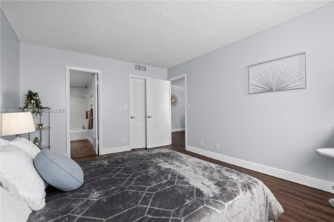 Condominio en venta en Hallandale Beach, Florida, 1 dormitorio, 80.64 m2 № 2050068 - foto 13