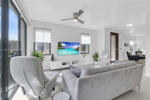 Touwnhouse à vendre à Doral, Floride: 4 chambres, 200.3 m2 № 1956060 - photo 4