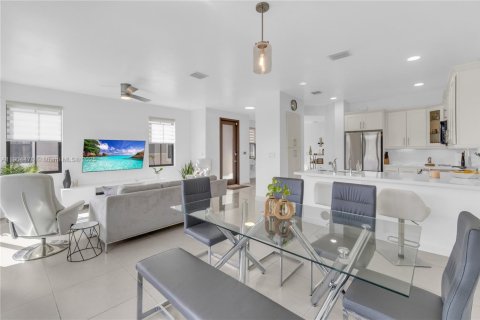 Touwnhouse à vendre à Doral, Floride: 4 chambres, 200.3 m2 № 1956060 - photo 3