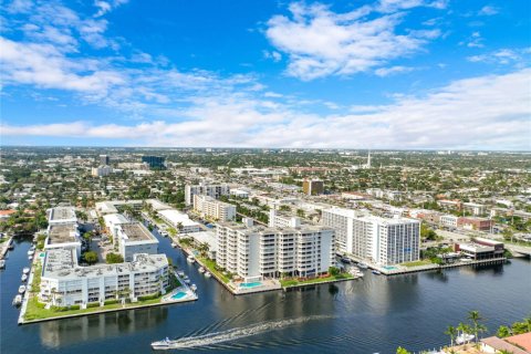 Condo in Fort Lauderdale, Florida, 2 bedrooms  № 868676 - photo 1