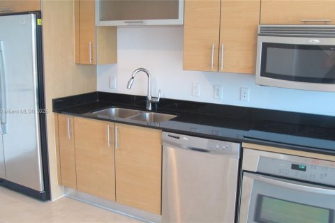 Condo in Miami, Florida, 1 bedroom  № 1705146 - photo 3