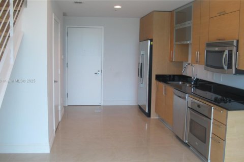Condo in Miami, Florida, 1 bedroom  № 1705146 - photo 2