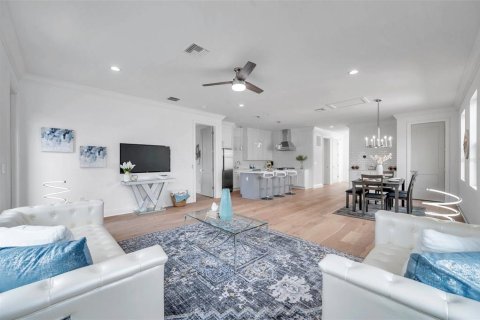 House in Sarasota, Florida 4 bedrooms, 198.9 sq.m. № 2204552 - photo 10