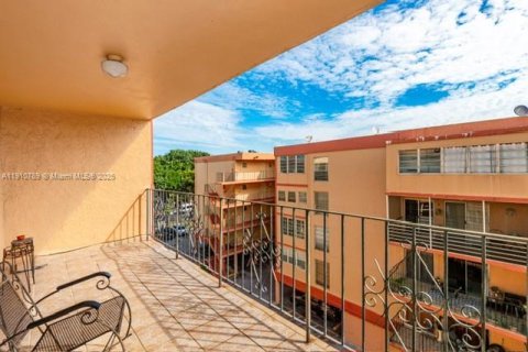 Condominio en venta en Hialeah, Florida, 2 dormitorios, 92.72 m2 № 1968059 - foto 22