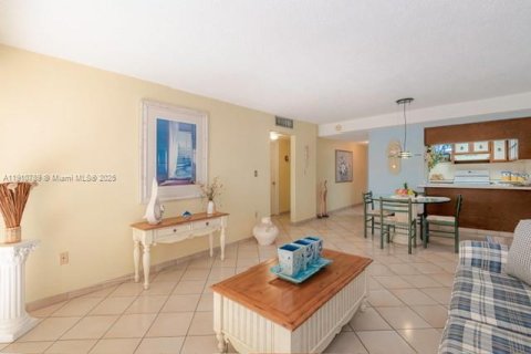 Condominio en venta en Hialeah, Florida, 2 dormitorios, 92.72 m2 № 1968059 - foto 3