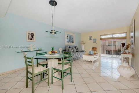 Condominio en venta en Hialeah, Florida, 2 dormitorios, 92.72 m2 № 1968059 - foto 4