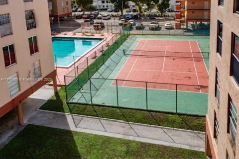 Condominio en venta en Hialeah, Florida, 2 dormitorios, 92.72 m2 № 1968059 - foto 25
