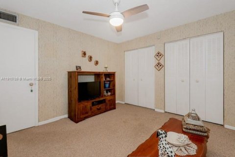 Condominio en venta en Hialeah, Florida, 2 dormitorios, 92.72 m2 № 1968059 - foto 12