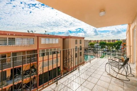 Condominio en venta en Hialeah, Florida, 2 dormitorios, 92.72 m2 № 1968059 - foto 23