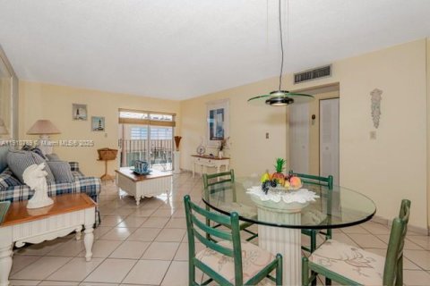 Condominio en venta en Hialeah, Florida, 2 dormitorios, 92.72 m2 № 1968059 - foto 5