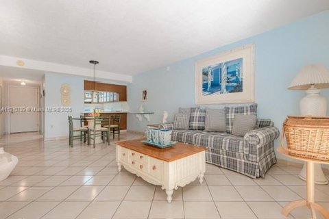 Condominio en venta en Hialeah, Florida, 2 dormitorios, 92.72 m2 № 1968059 - foto 2