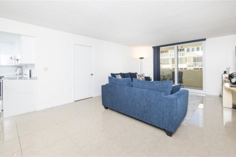 Condominio en venta en Hallandale Beach, Florida, 2 dormitorios, 102.19 m2 № 1928650 - foto 8