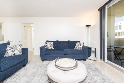 Condominio en venta en Hallandale Beach, Florida, 2 dormitorios, 102.19 m2 № 1928650 - foto 2
