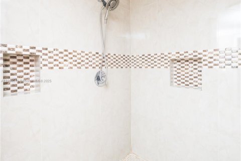 Condominio en venta en Hallandale Beach, Florida, 2 dormitorios, 102.19 m2 № 1928650 - foto 27