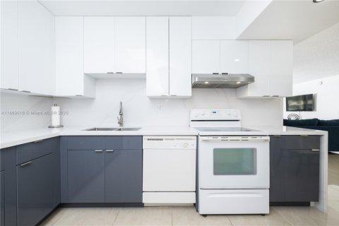 Condominio en venta en Hallandale Beach, Florida, 2 dormitorios, 102.19 m2 № 1928650 - foto 10